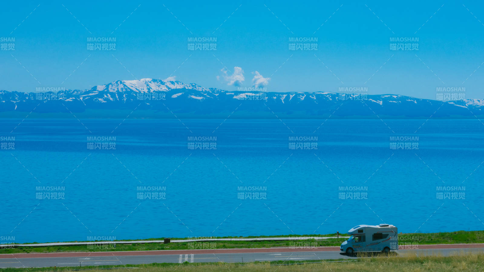 湖畔房車 雪山遠眺--賽里木湖 