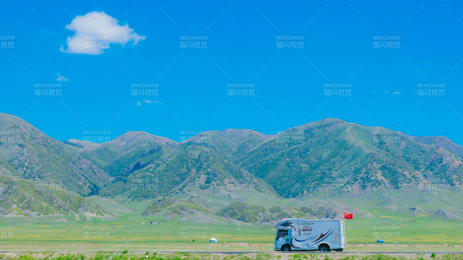 伊犁草原房車 山野靜謐