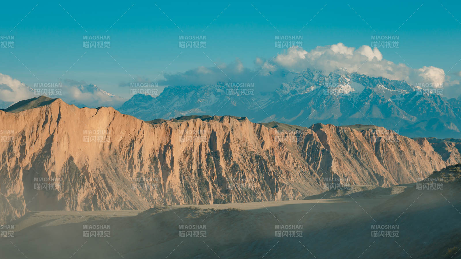伊犁雪山映照沙漠奇景