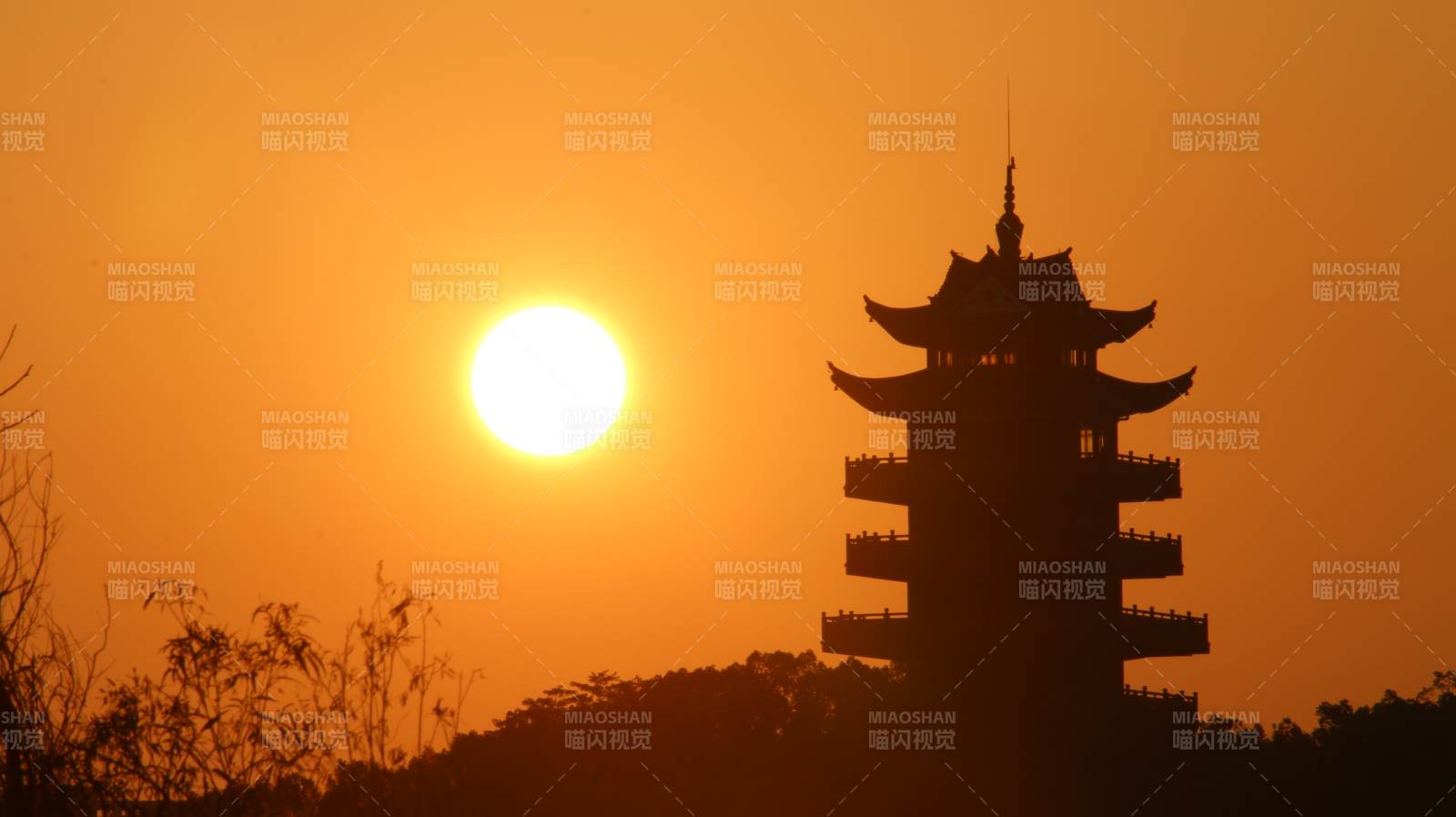 株洲夕陽下的古塔剪影