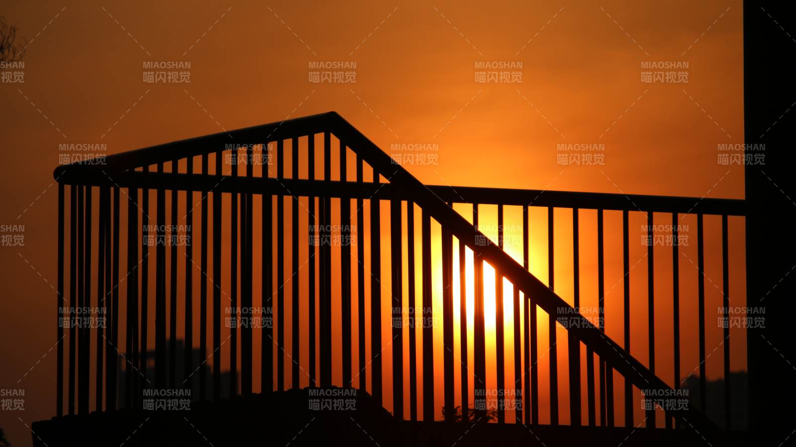 夕陽透過欄桿的剪影