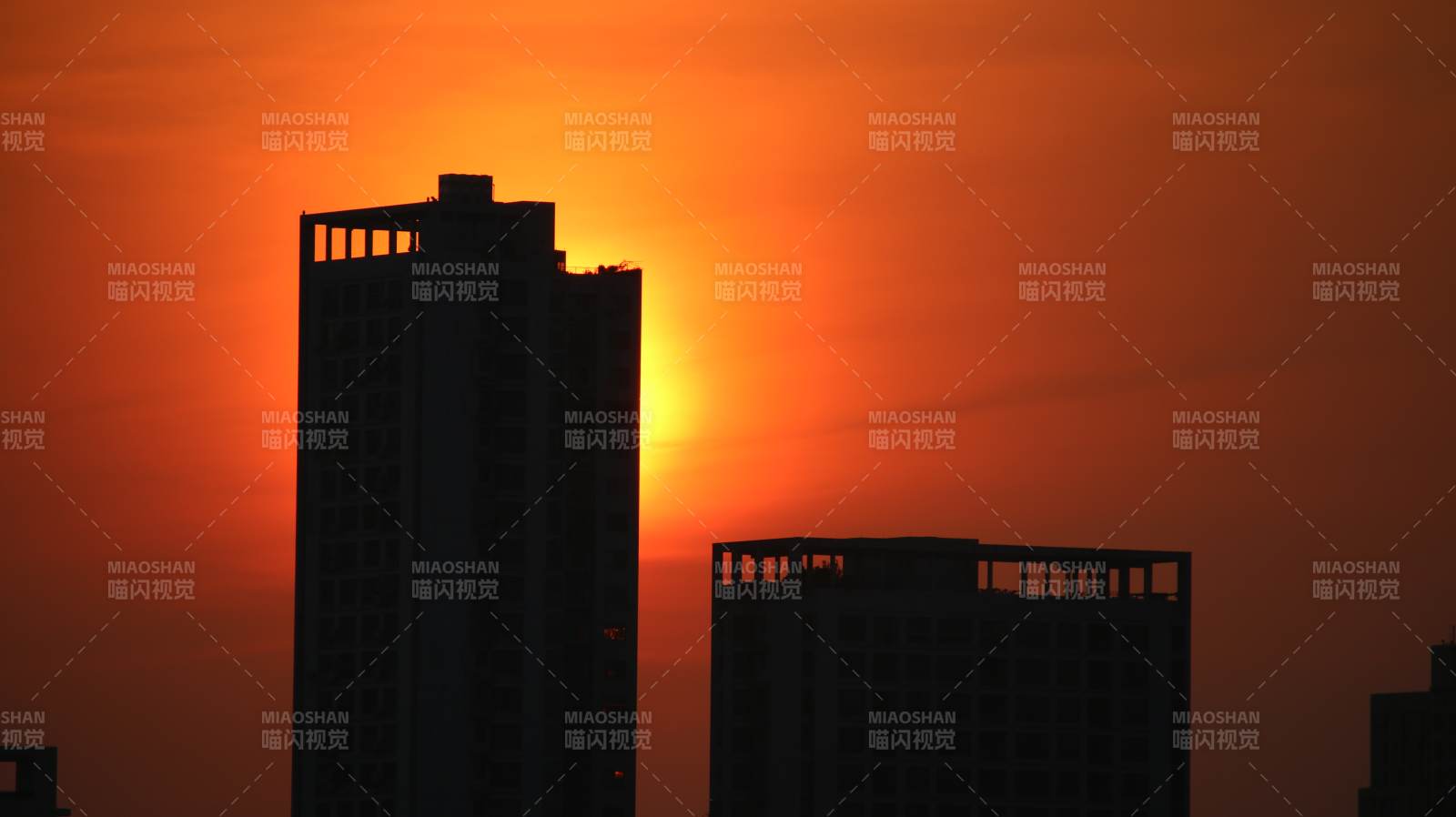 夕陽映照高樓剪影