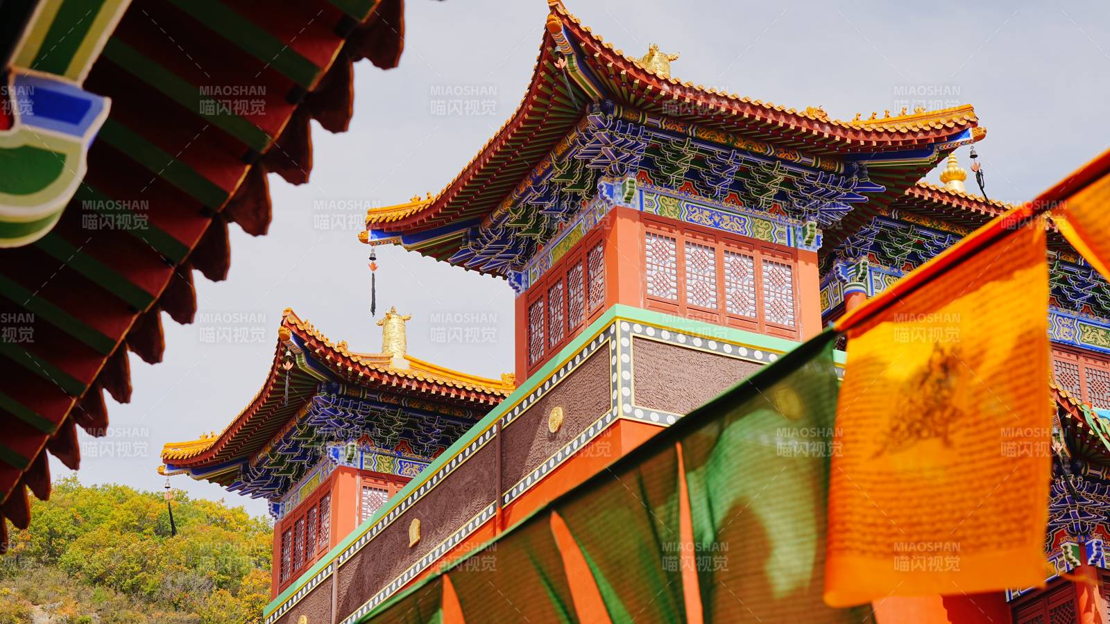 美林谷康寧寺寺廟建筑與經幡相映成趣