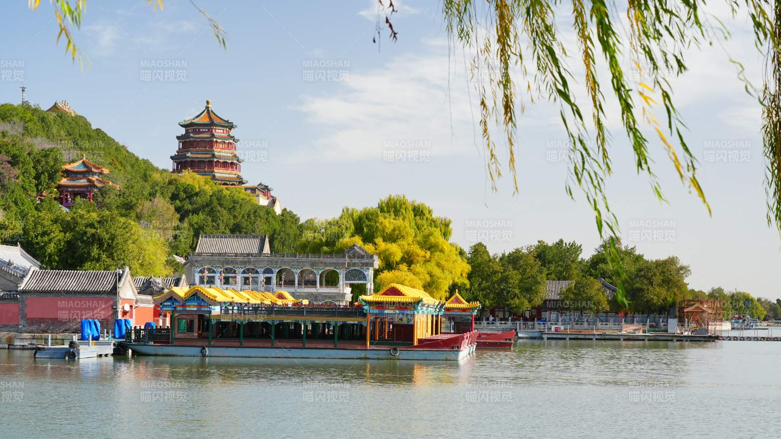 頤和園湖畔古建筑風光