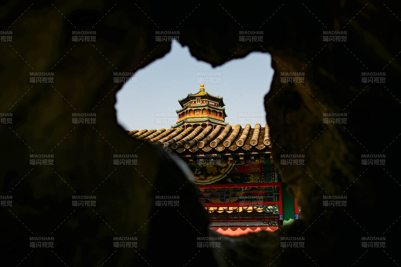 洞中窺見頤和園佛香閣古塔輝煌