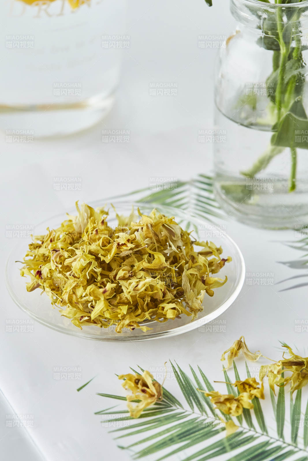 石斛花與綠葉裝飾