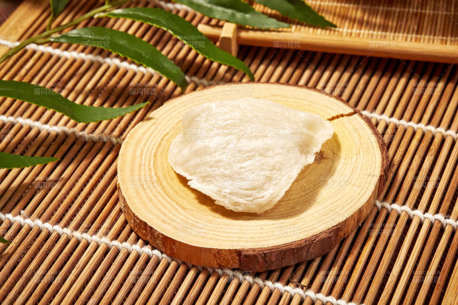 燕窩靜置木盤綠葉旁