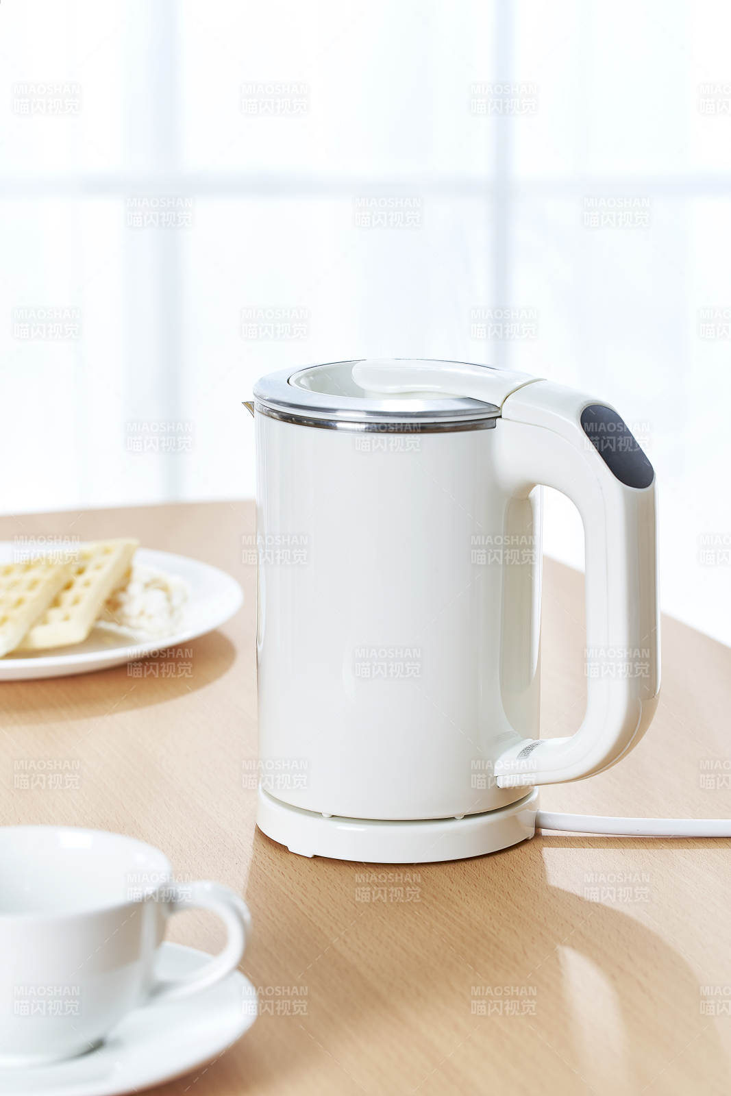 簡約電熱水壺與早餐
