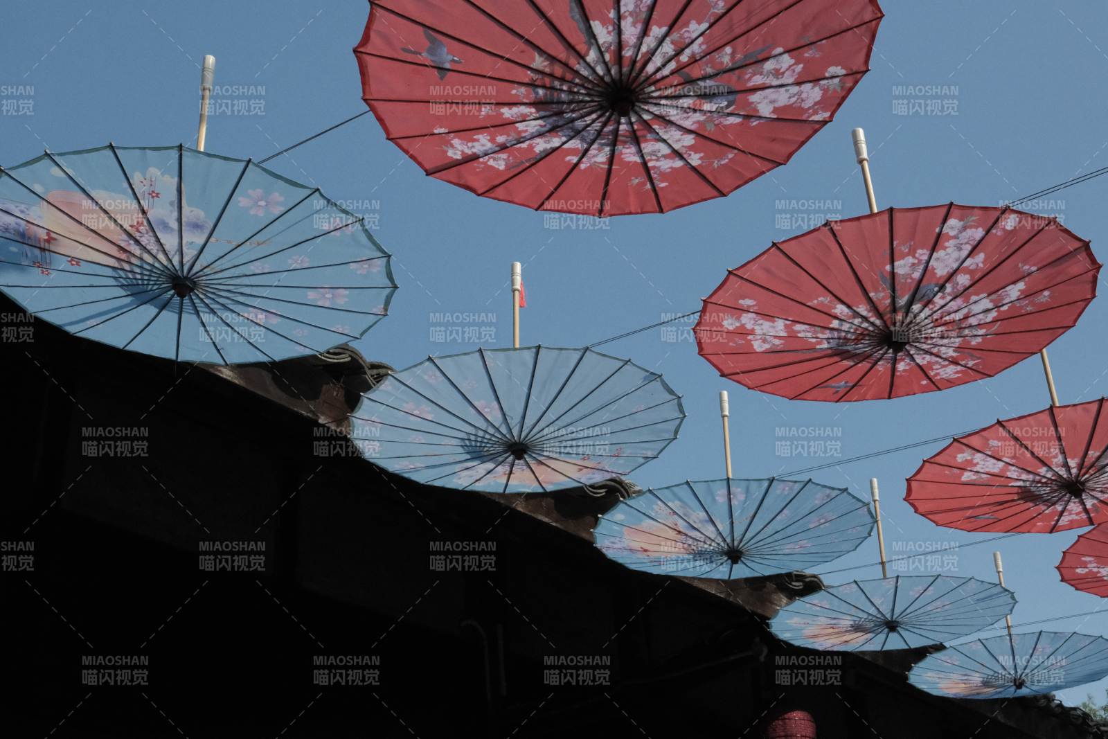 空中懸掛的彩色油紙傘