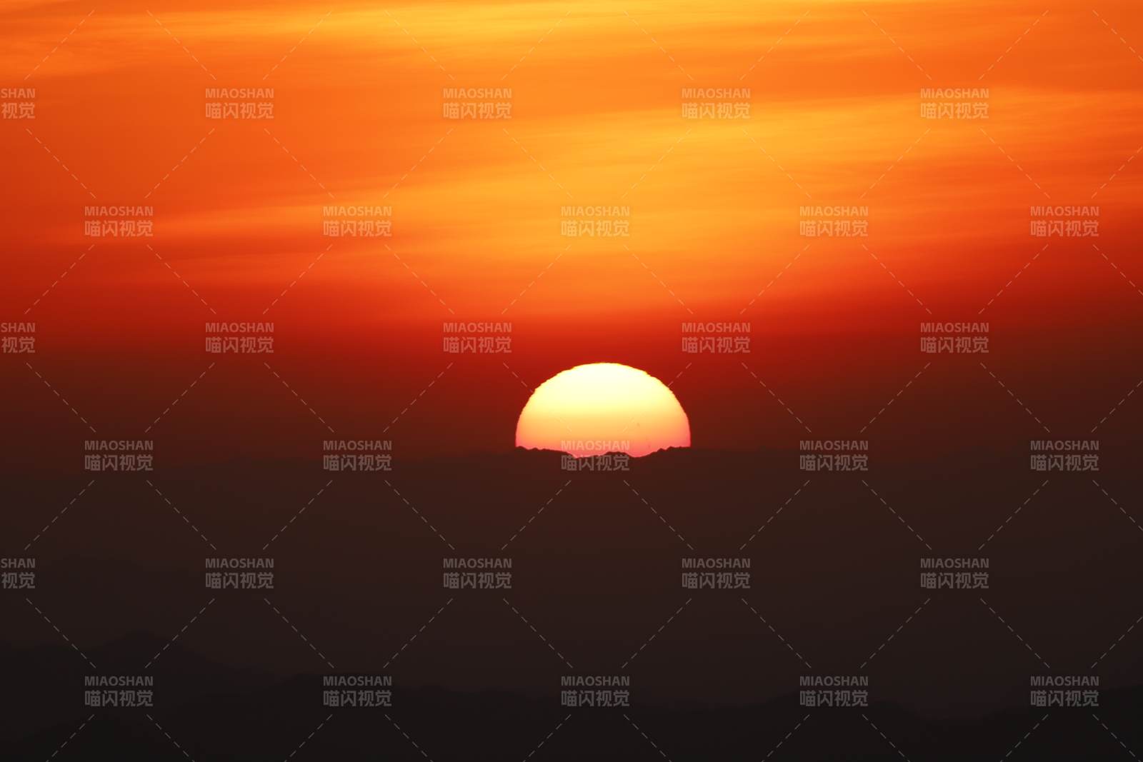 夕陽西下 山巒剪影