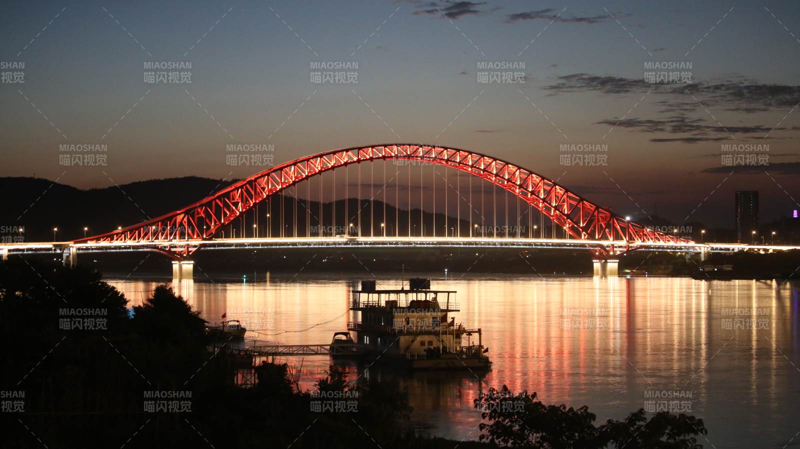 株洲鋼鐵大橋夜幕下的紅色拱橋