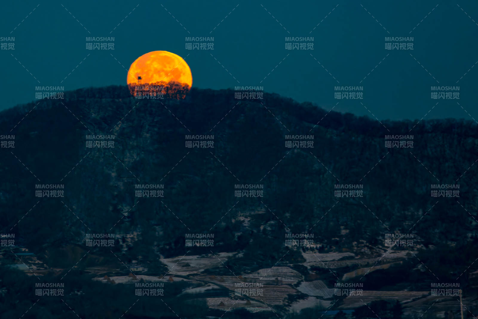 山間紅月夜景圖