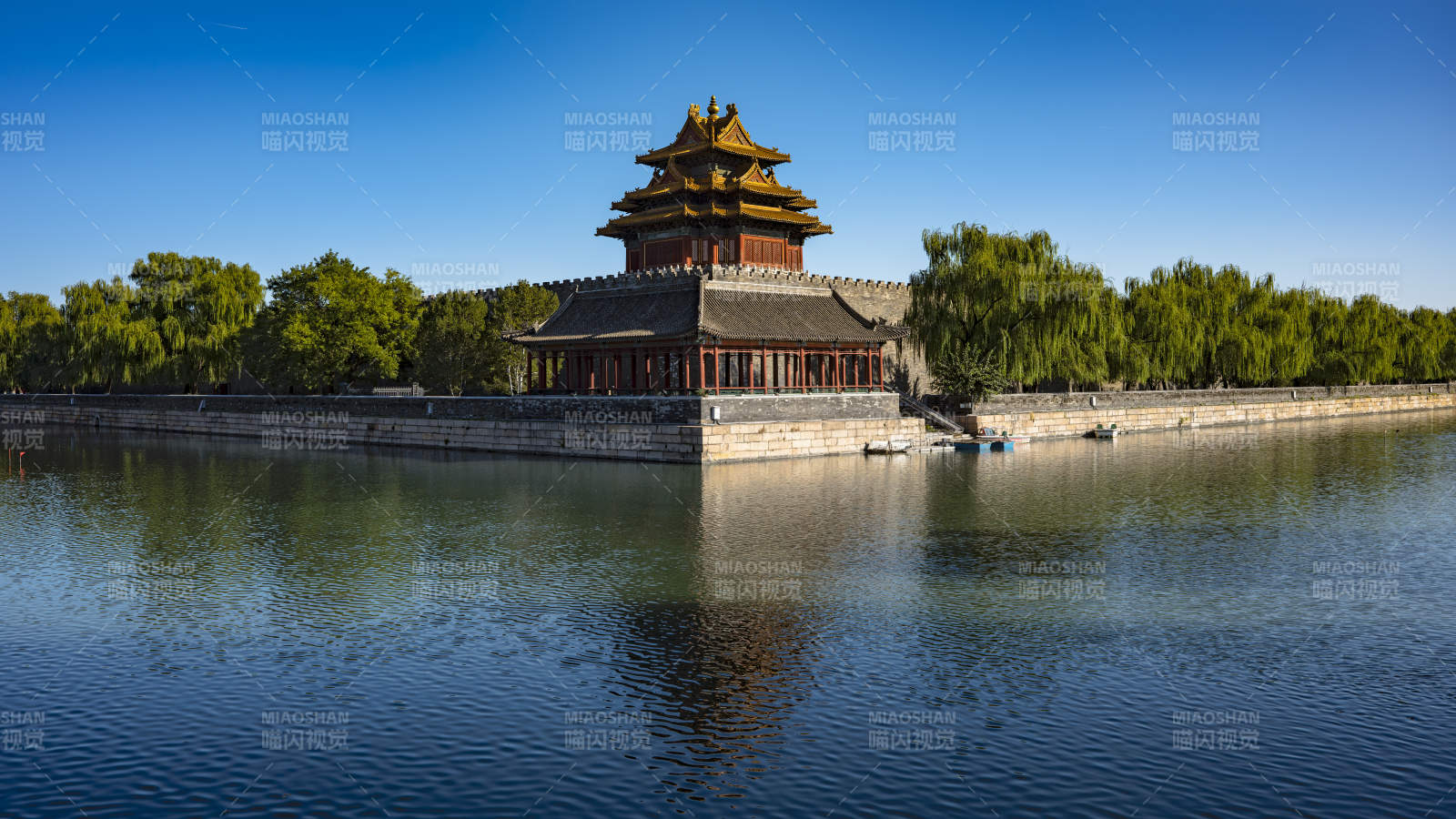 故宮角樓倒映湖水美景