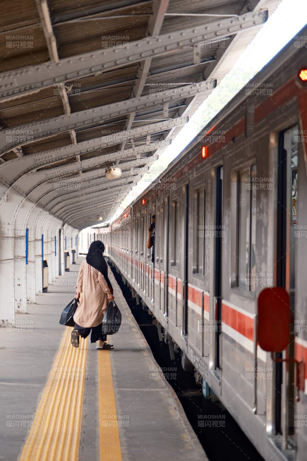 火車站臺上的行人與列車