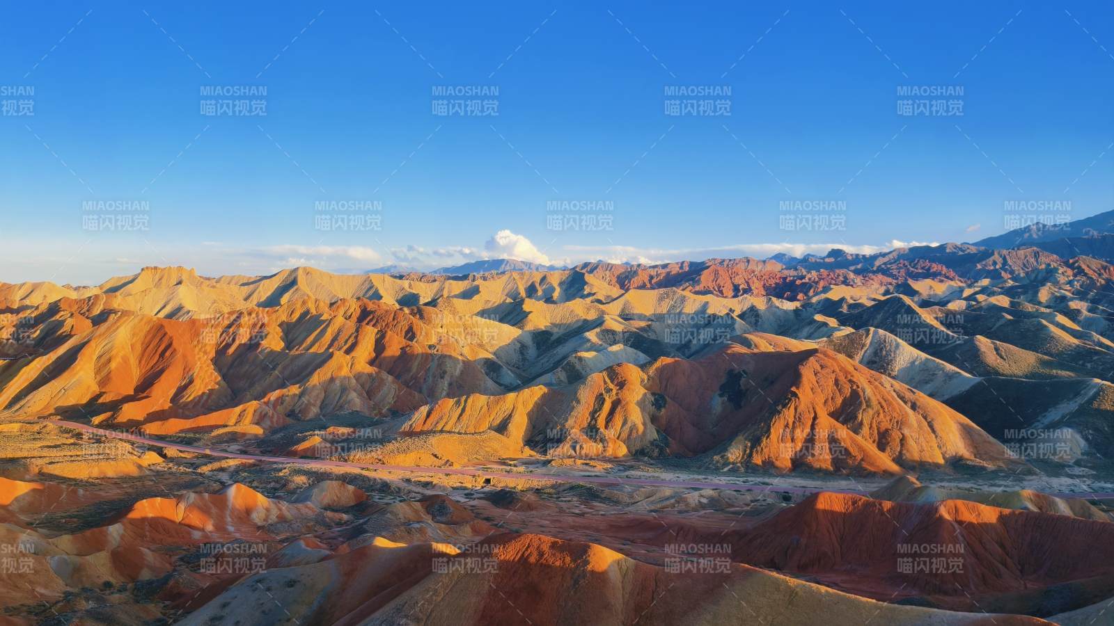 七彩丹霞 絢麗山巒