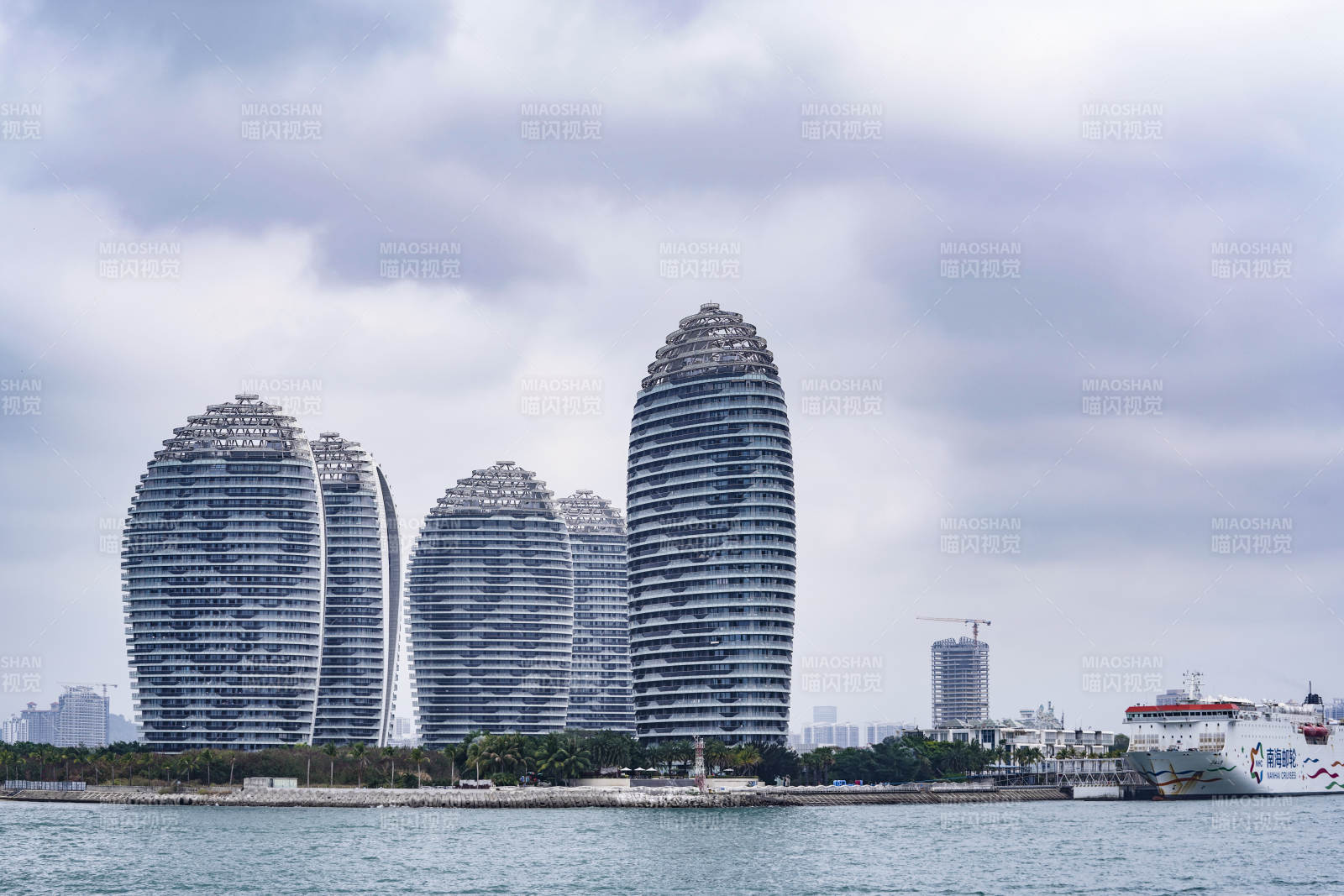 三亞海邊現(xiàn)代建筑群與游輪