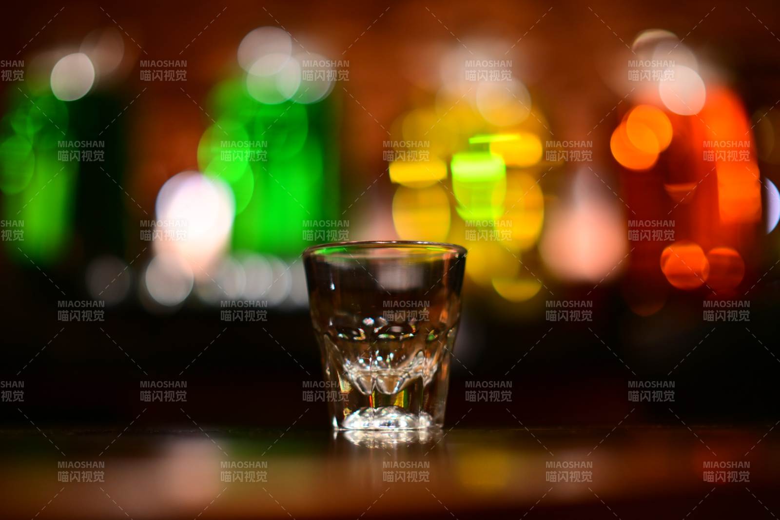 酒吧里的酒杯特寫