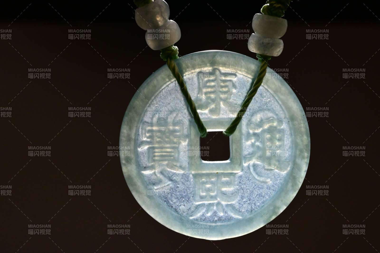 翡翠古幣吊墜特寫