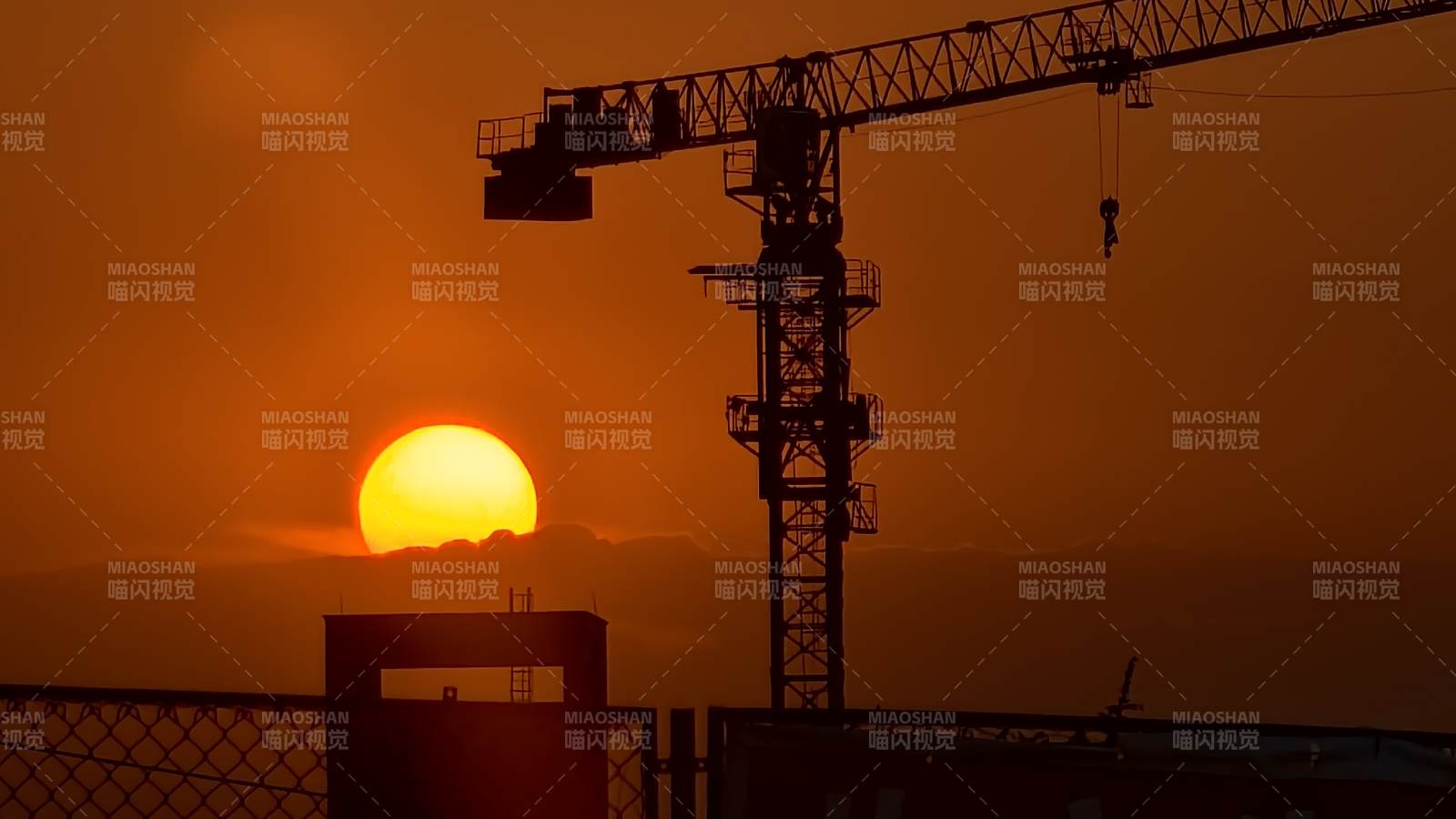 夕陽下的建筑工地剪影