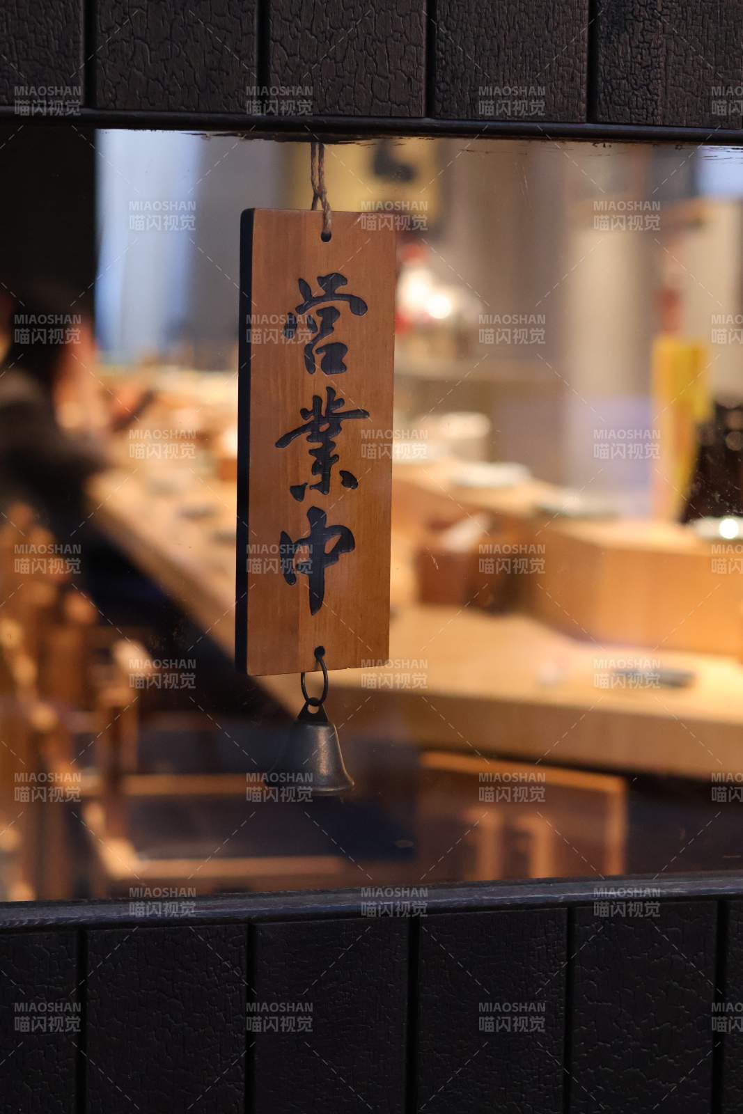 營(yíng)業(yè)中木牌鈴鐺特寫(xiě)