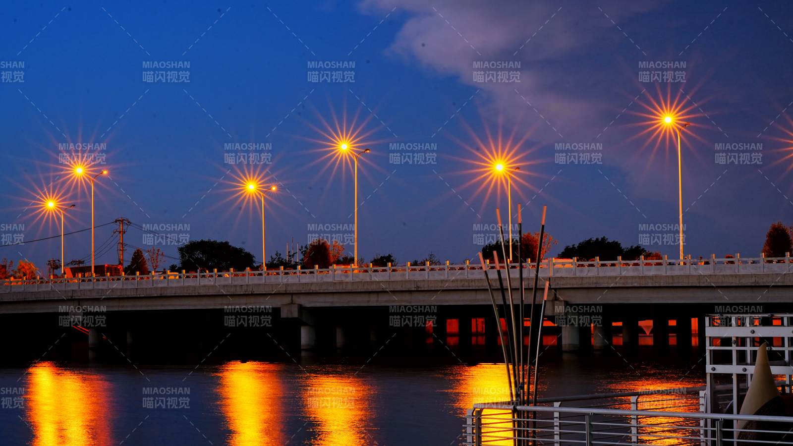 北京海淀上莊大橋夜色橋影 燈光倒映水中