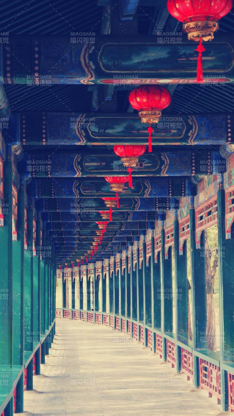 頤和園古廊紅燈映碧檐