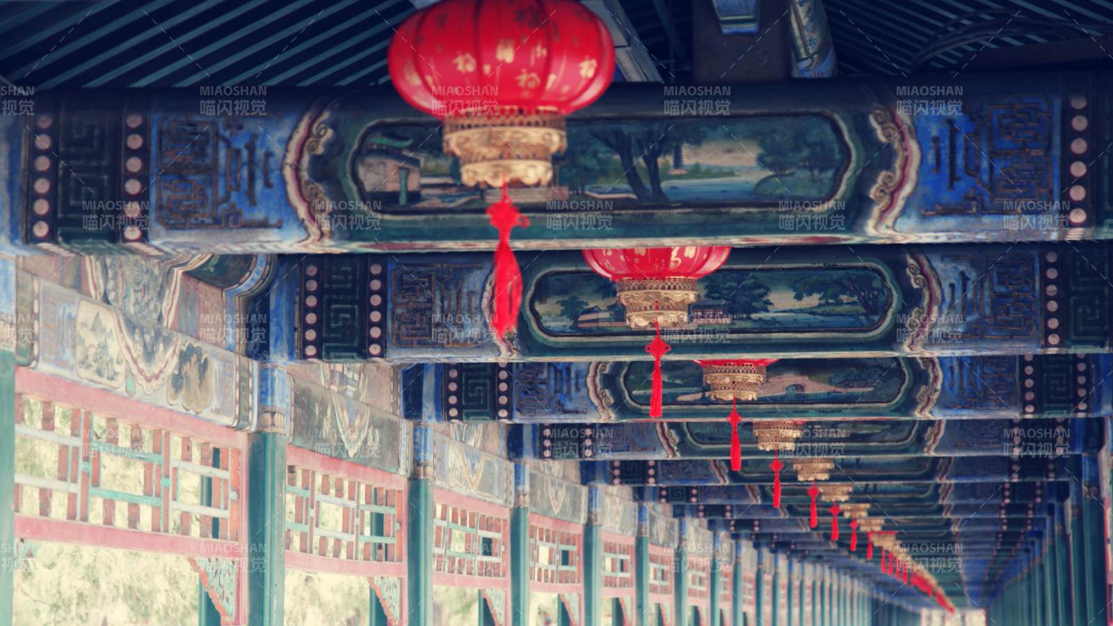古建筑長廊與紅燈籠