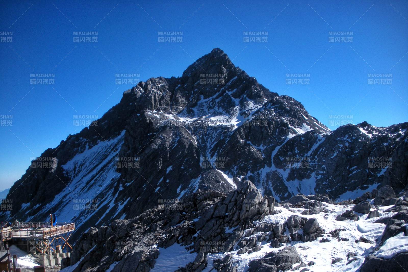 雪山之巔 藍天映襯