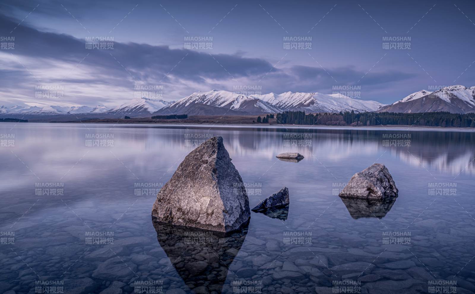 湖畔巨石映雪山