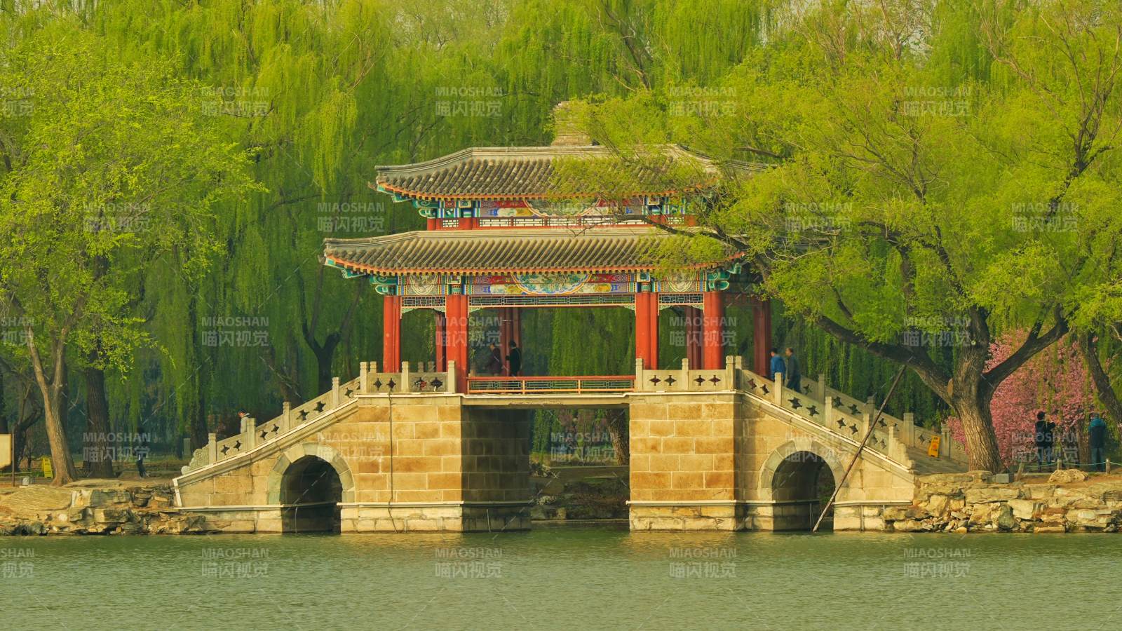 頤和園湖畔古亭映春光