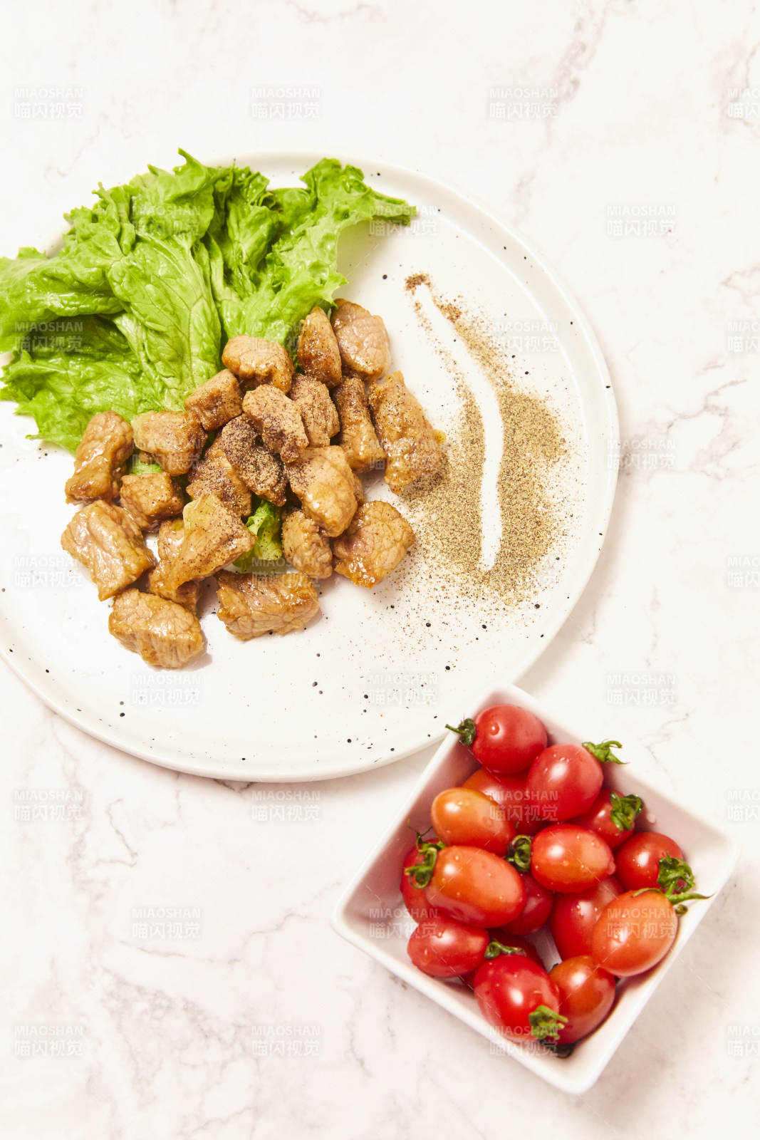 美味烤肉搭配圣女果