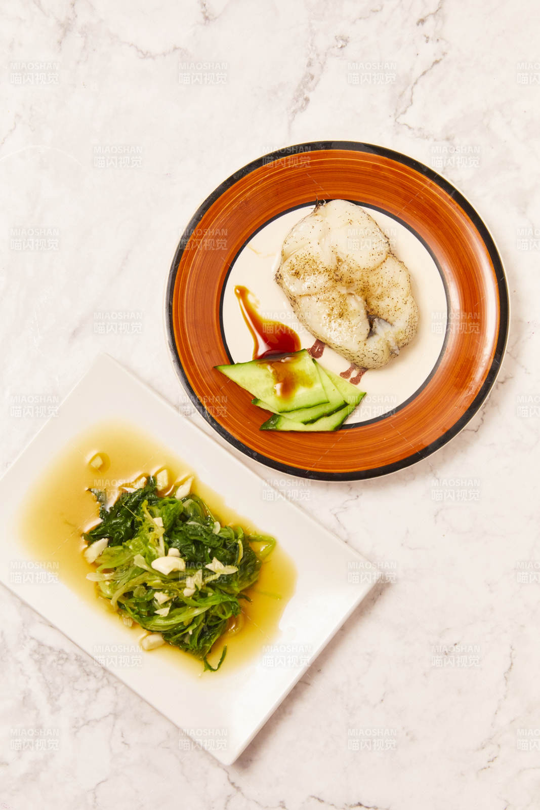 煎鱈魚配涼拌蔬菜