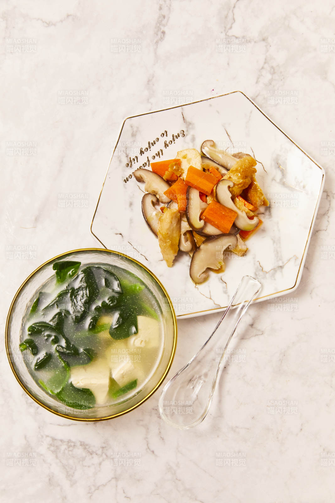 蔬菜豆腐湯與蘑菇胡蘿卜