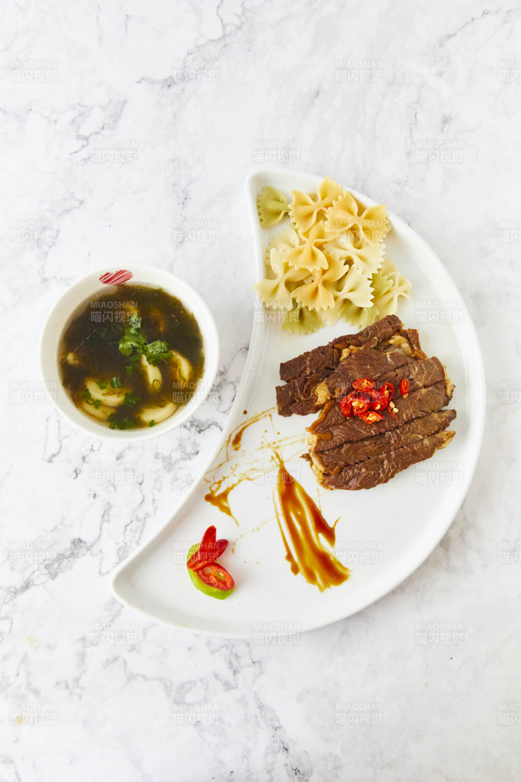 牛肉配意面與湯碗