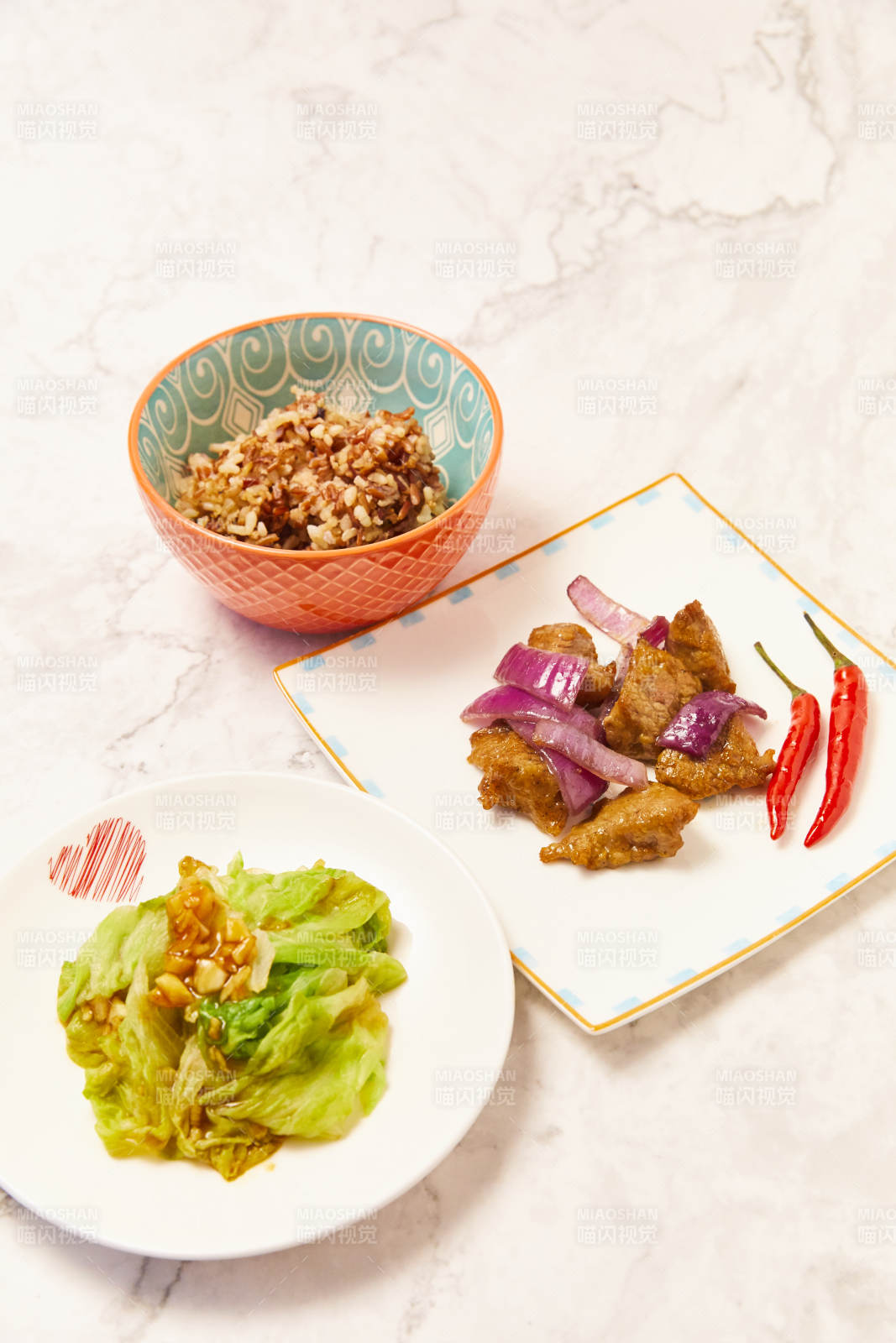 中式家常菜牛肉包心菜和雜糧飯