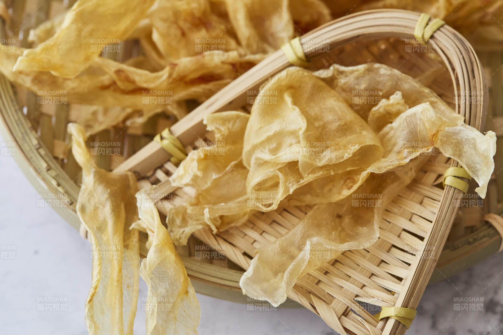 竹籃中的干制魚膠