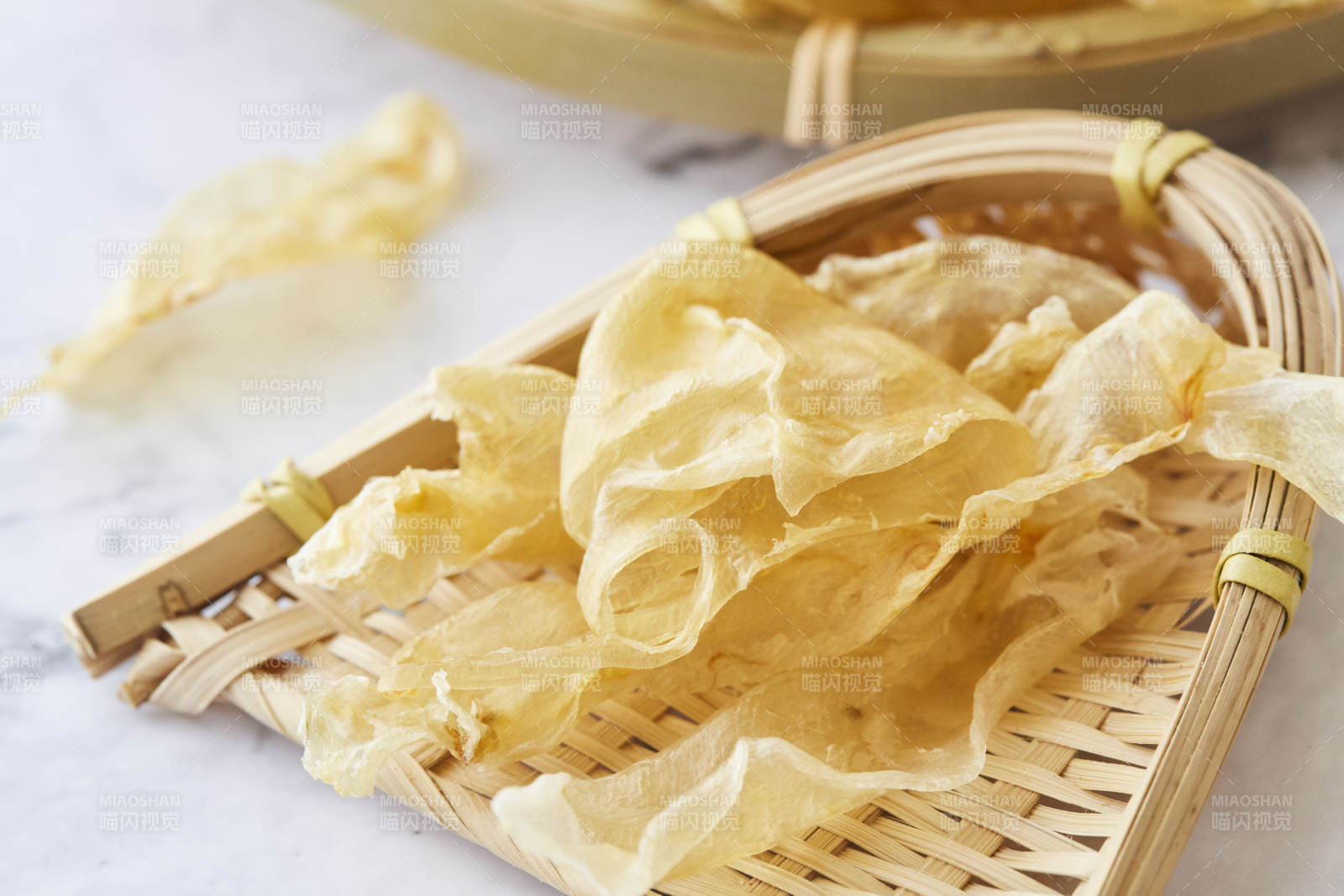 竹籃中的干魚膠