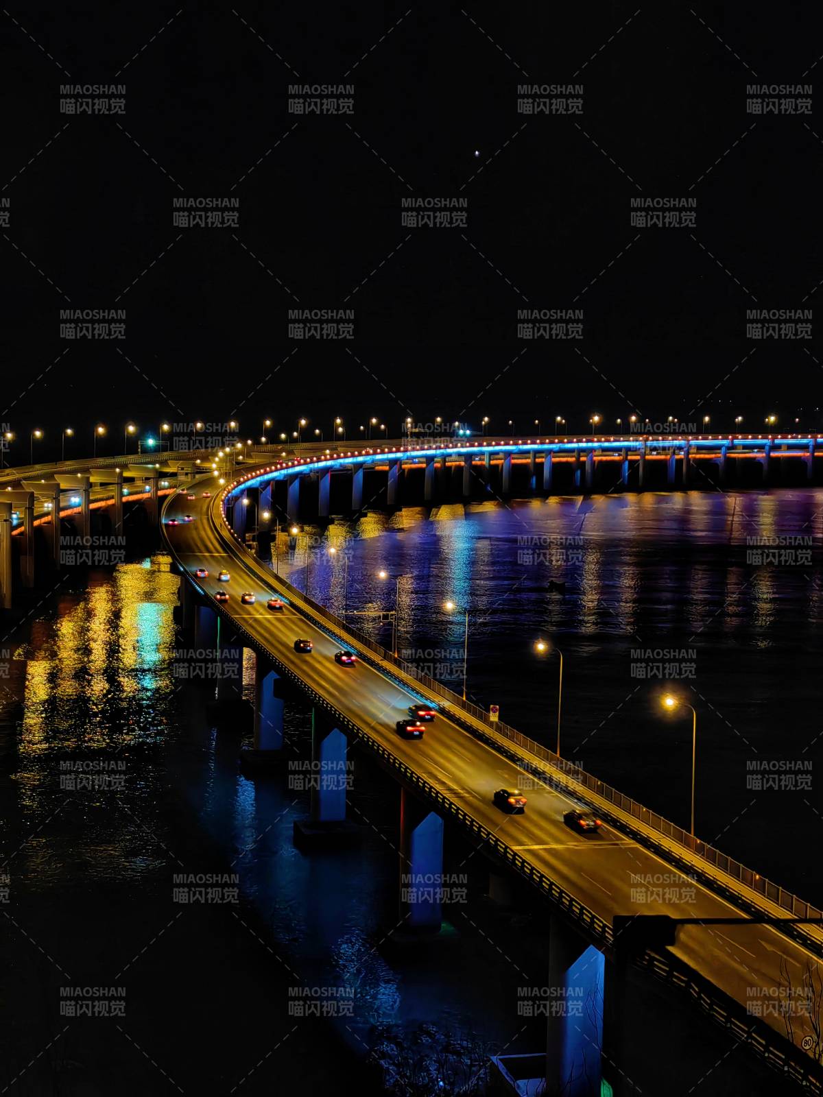 夜色中的橋梁燈火輝煌