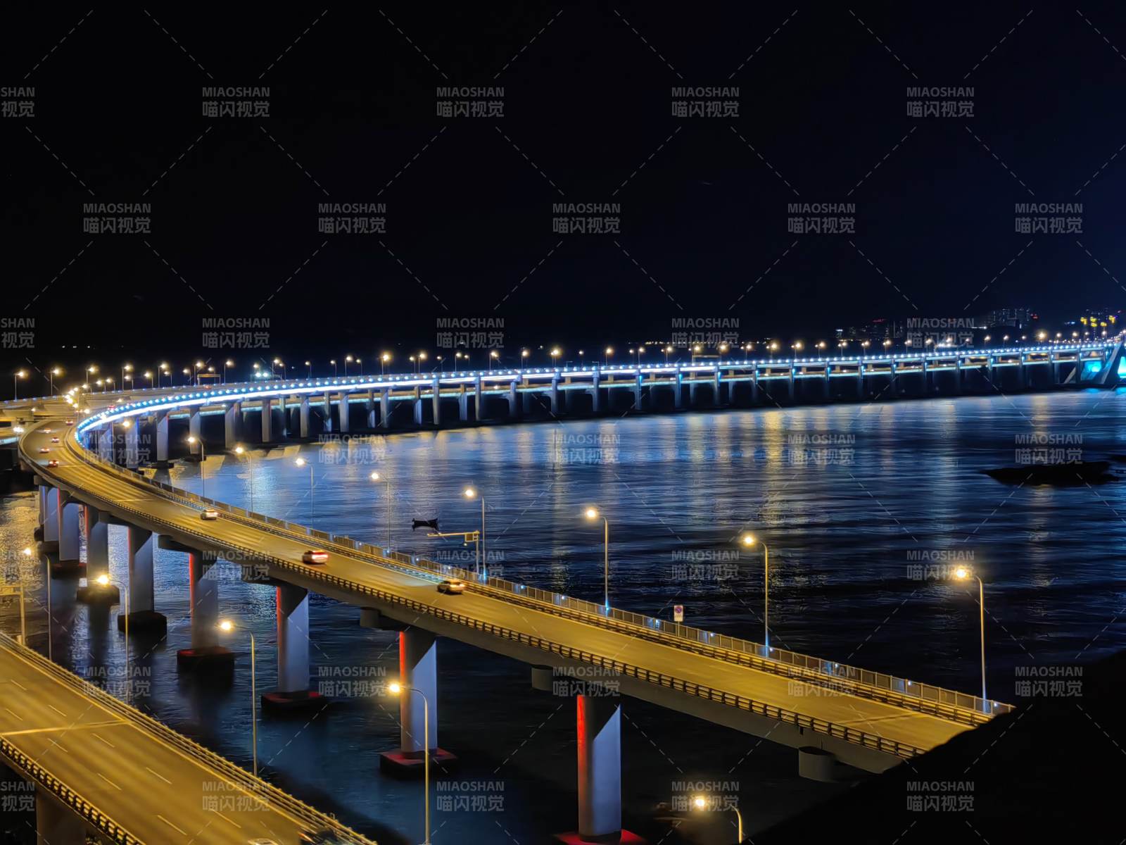 夜空下的跨海大橋