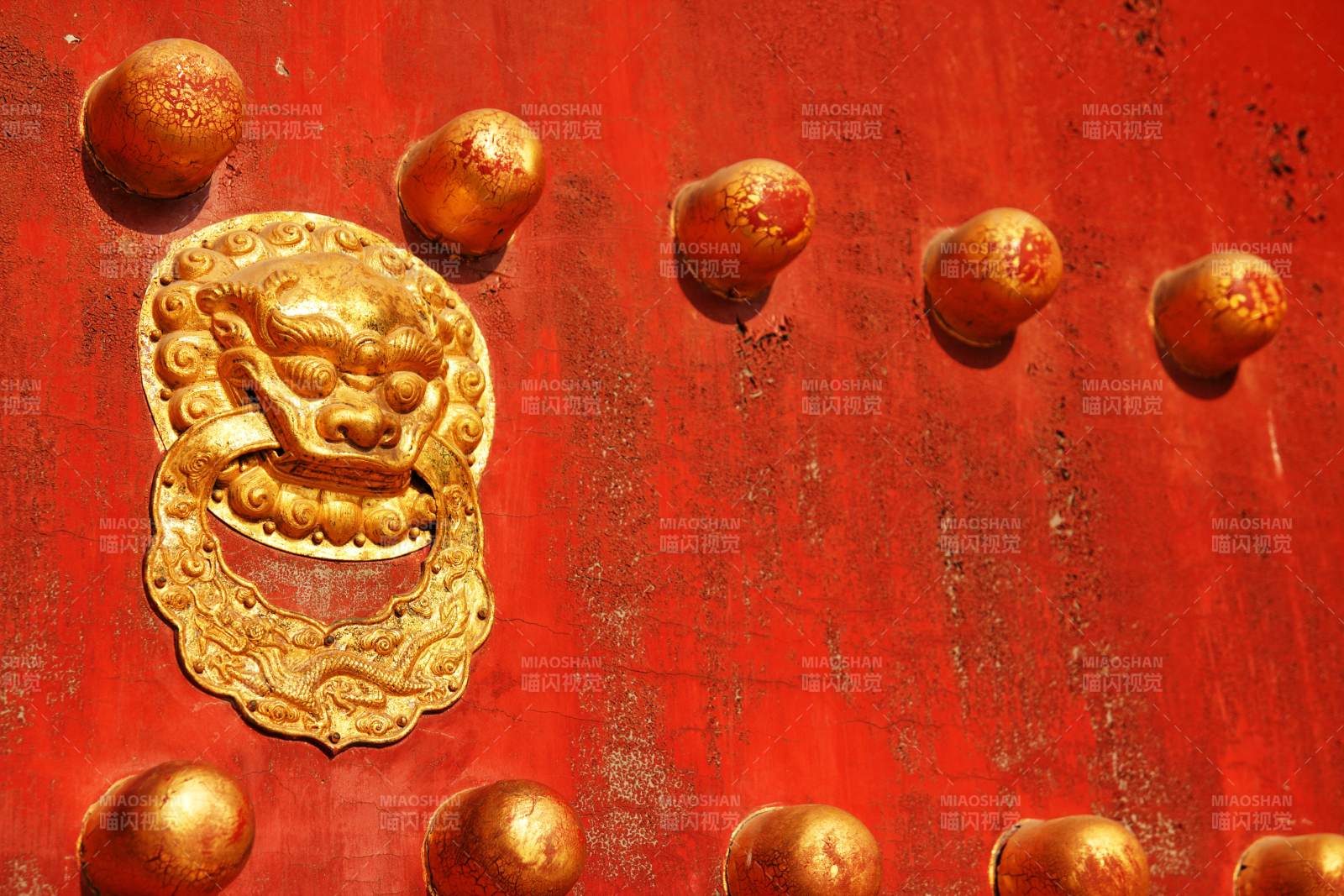 紅色門上的金色獅頭裝飾
