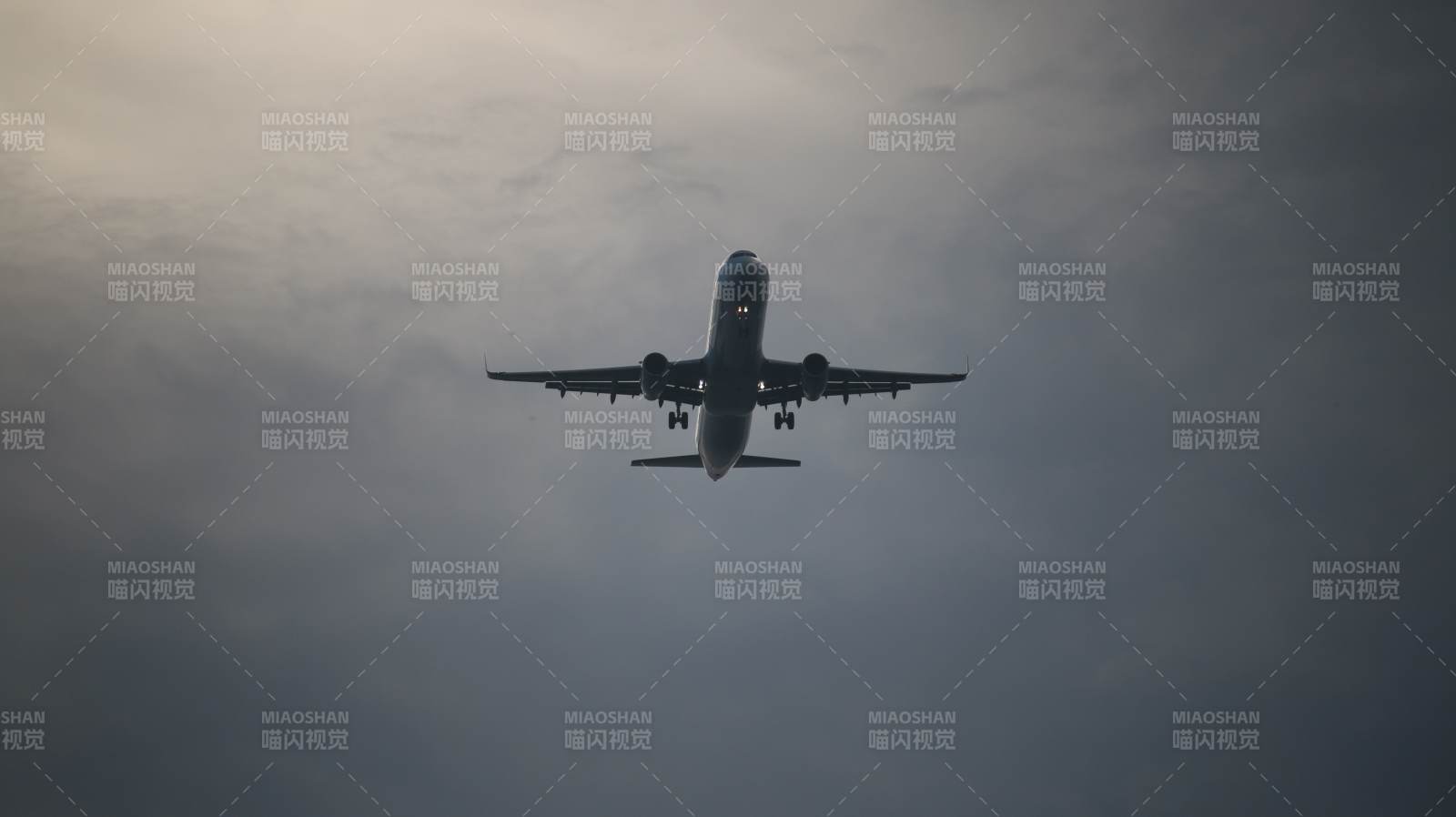 飛機(jī)在云層中飛行