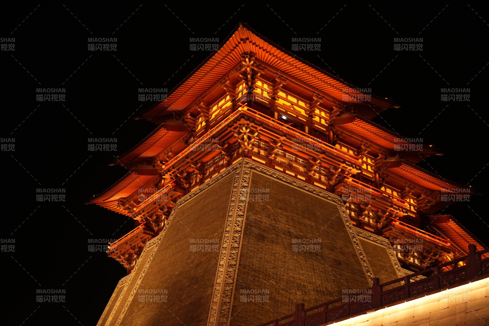 夜色中的古塔光輝璀璨