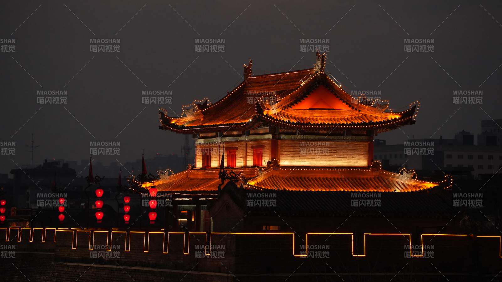 夜幕下的西安古城樓燈光璀璨