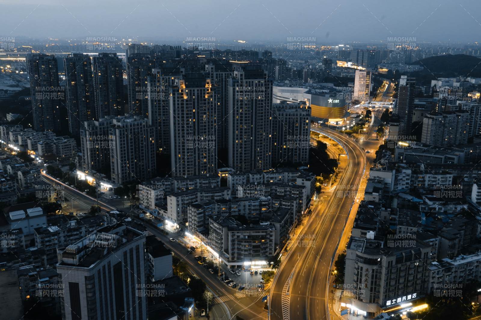 城市夜景 高樓與道路 蕪湖濱江世茂翠柏灣