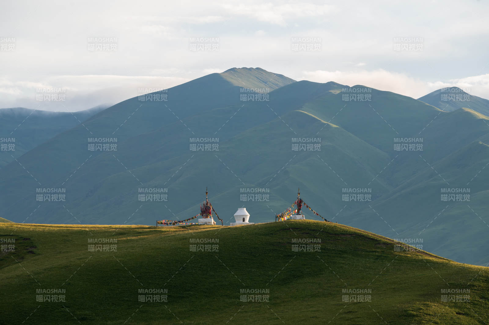 川西之山巔佛塔 云霧繚繞
