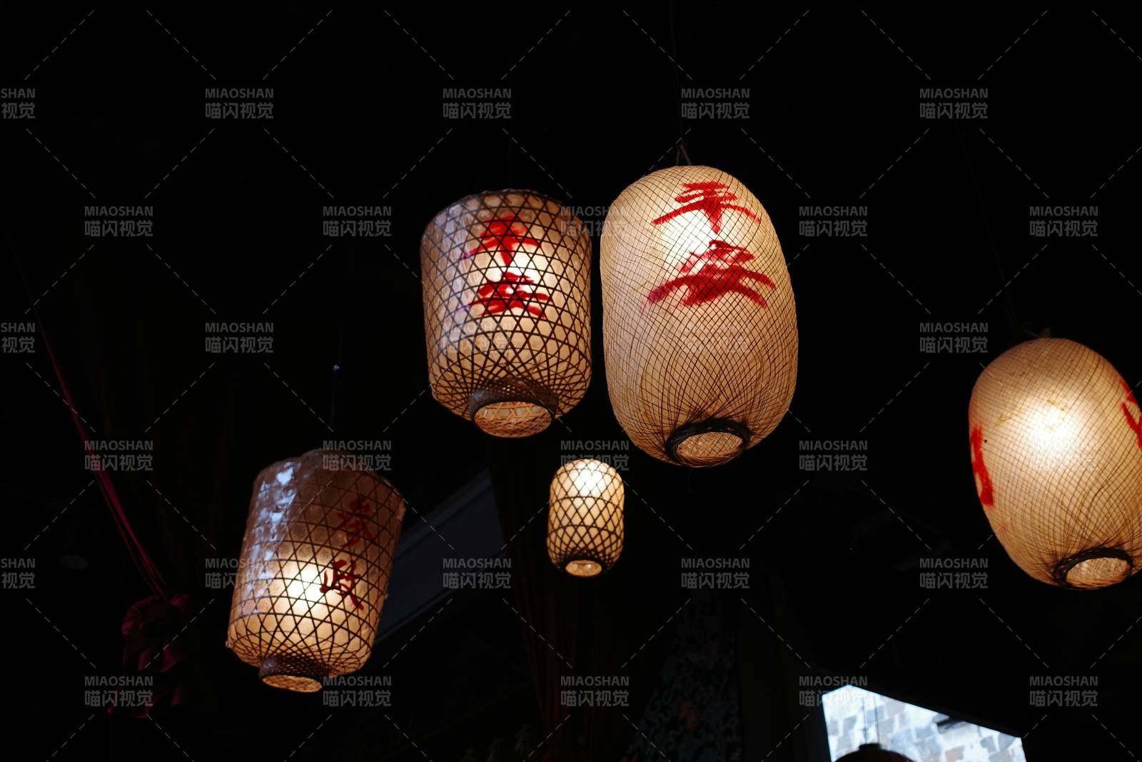 夜色中的燈籠光影