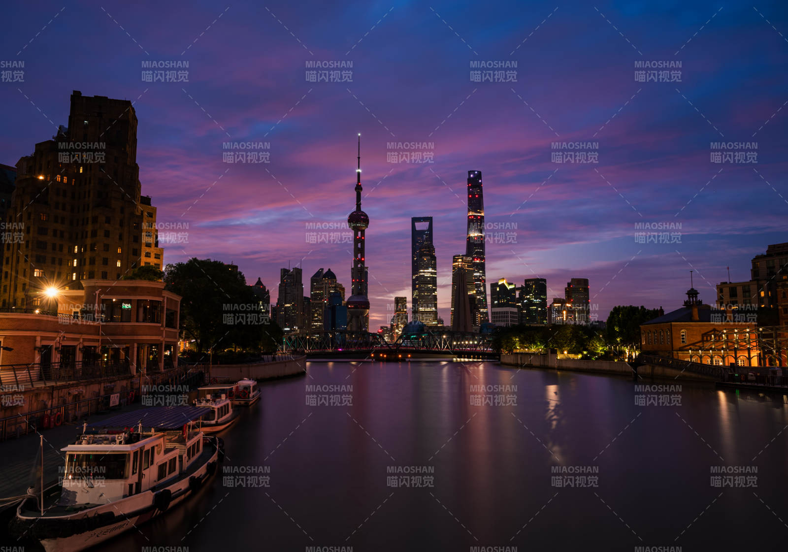 上海夜景 東方明珠與高樓