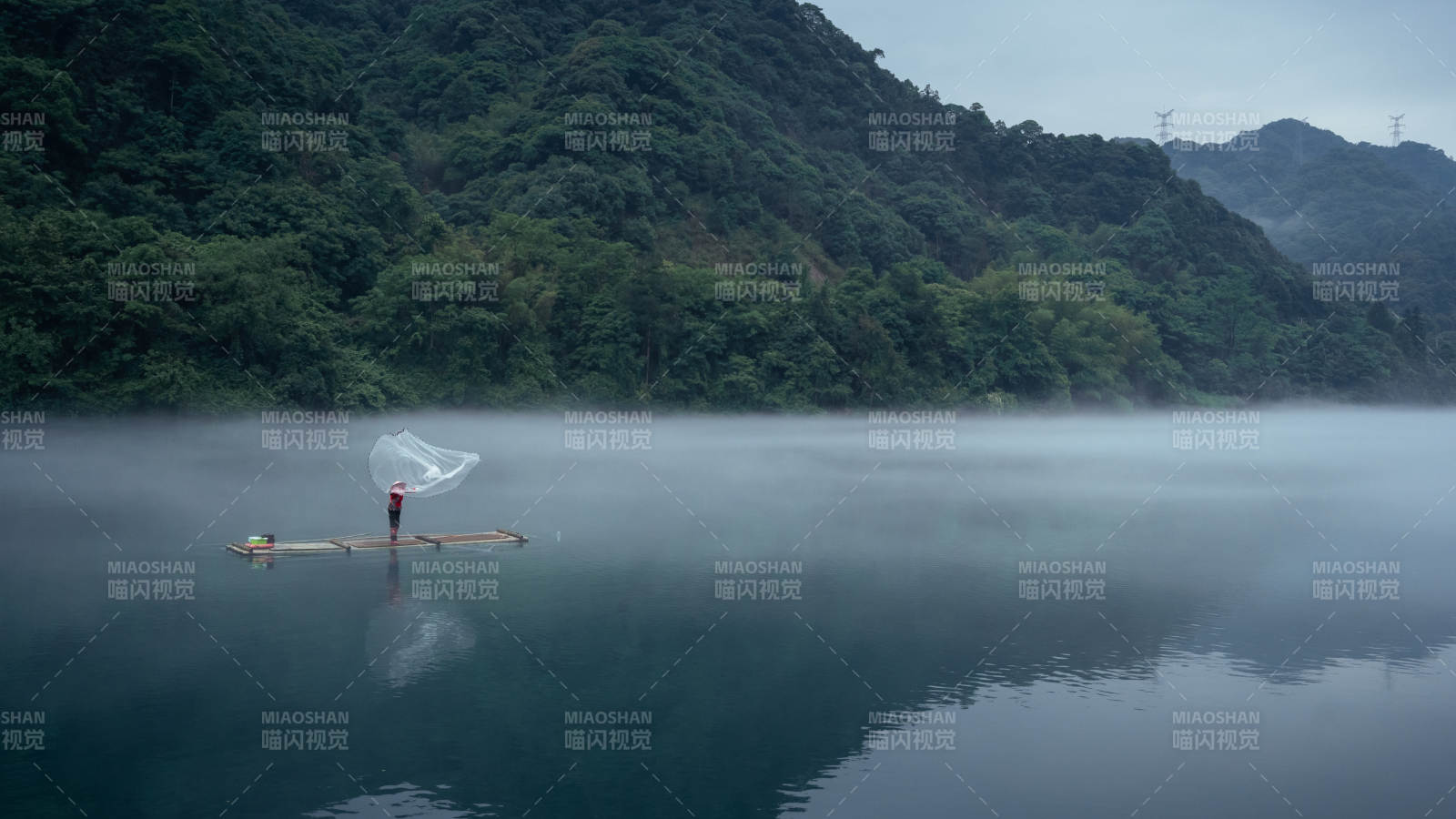 霧漫東江 漁夫撒網(wǎng)