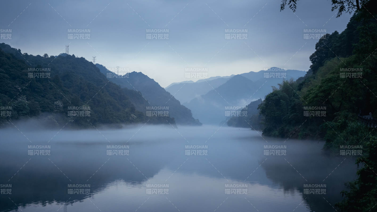 霧鎖山谷 靜謐湖光（霧漫東江