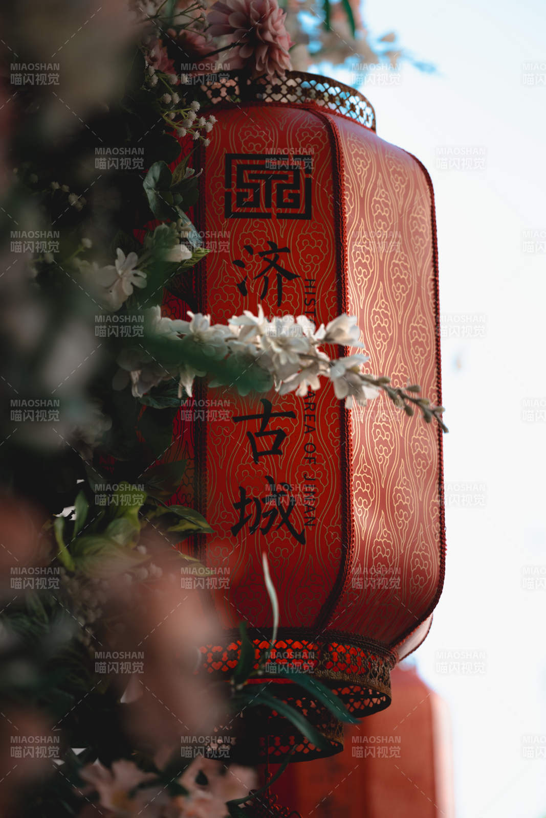 古風(fēng)燈籠裝飾 花枝點(diǎn)綴